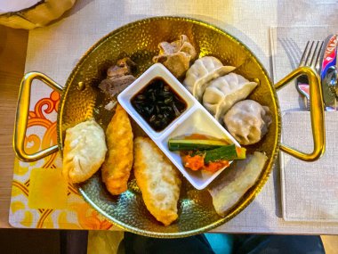 Khuushuur, kıyma, koyun eti ya da deve dolması şeklinde ikiye katlanmış bir buğday un çemberi ve Moğolistan 'da popüler bir etli börek.