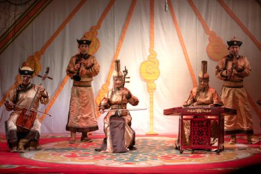 Ulaanbaatar, Moğolistan - 5 Ağustos 2024 - Moğolistan 'da turizmin ilgi odağı olan geleneksel Ulaanbaatar Müzik ve Dans Sahnesi