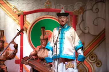 Ulaanbaatar, Moğolistan - 5 Ağustos 2024 - Moğolistan 'da turizmin ilgi odağı olan geleneksel Ulaanbaatar Müzik ve Dans Sahnesi