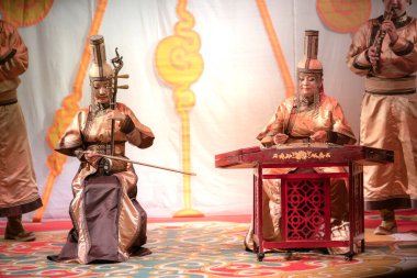 Ulaanbaatar, Moğolistan - 5 Ağustos 2024 - Moğolistan 'da turizmin ilgi odağı olan geleneksel Ulaanbaatar Müzik ve Dans Sahnesi