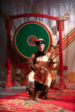 Ulaanbaatar, Moğolistan - 5 Ağustos 2024 - Moğolistan 'da turizmin ilgi odağı olan geleneksel Ulaanbaatar Müzik ve Dans Sahnesi