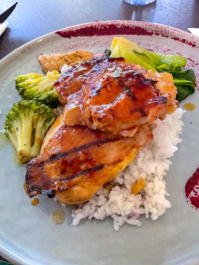 Et ve sebzeli Moğol usulü pirinç.