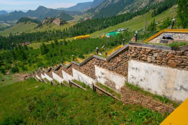 Aryabal Meditasyon Tapınağı, Tibet stili tapınak Gorkhi-Terelj Ulusal Parkı, Moğolistan 'da bulunan Budizm' in Kalakhakra mezhebine aittir.