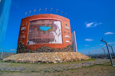 Moğolistan - 7 Ağustos 2024 - Cengiz Han komutasındaki Moğol İmparatorluğu 'nun başkenti Kharkhorin' deki Orkhon Nehri 'ne yerleştirilen üç imparatorluk için İmparatorluk Harita Anıtı