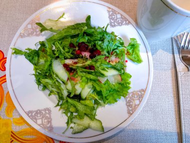 Öğle yemeğinde Moğol usulü salata.