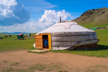 Otantik Moğol Göçebe Şovu, gerçek Moğol göçebelerinin geleneksel yaşam tarzının gösterimi, Moğolistan 'da turistler için çekici bir yer.