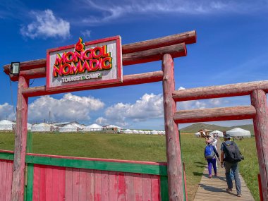 Ulaanbaatar, Moğolistan - 10 Ağustos 2024 - Otantik Moğol Göçebe Şovu, gerçek Moğol göçebelerinin geleneksel yaşam tarzının gösterimi, Moğolistan 'da turistler için çekici bir yer.