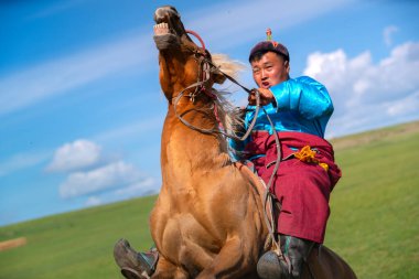 Ulaanbaatar, Moğolistan - 10 Ağustos 2024 - Otantik Moğol Göçebe Şovu, gerçek Moğol göçebelerinin geleneksel yaşam tarzının gösterimi, Moğolistan 'da turistler için çekici bir yer.