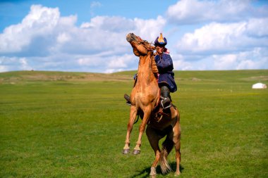 Ulaanbaatar, Moğolistan - 10 Ağustos 2024 - Otantik Moğol Göçebe Şovu, gerçek Moğol göçebelerinin geleneksel yaşam tarzının gösterimi, Moğolistan 'da turistler için çekici bir yer.