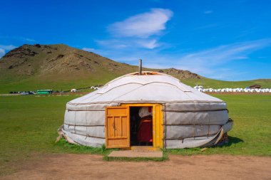 Otantik Moğol Göçebe Şovu, gerçek Moğol göçebelerinin geleneksel yaşam tarzının gösterimi, Moğolistan 'da turistler için çekici bir yer.