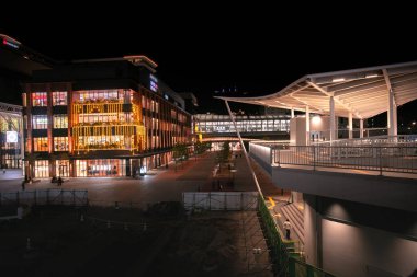 Nagasaki, Japonya - 13 Kasım 2024 - Kyushu Demiryolu Şirketi (JR Kyushu) tarafından işletilen Nagasaki İstasyonu)