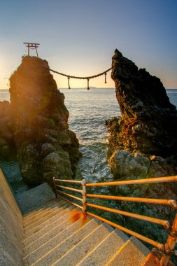 Meoto Iwa, ya da Evli Çift Kayaları, Japonya 'nın Kyushu kentindeki Nagasaki şehrinin güney kesimindeki Nomozaki bölgesinde evli çift olarak temsil edilir.