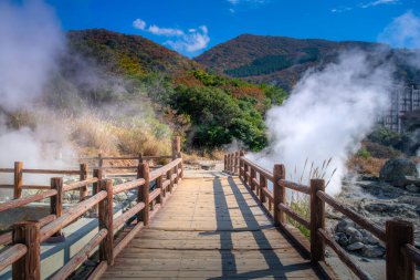 Unzen Jigoku, ya da Unzen Dağı 'ndaki Unzen Ulusal Parkı' nda, Japonya 'nın Nagasaki kentindeki Onsen ile ünlü Shimabara Yarımadası' nın merkezinde aktif bir volkan.