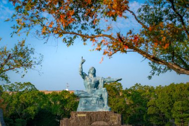 Nagasaki, Japonya - 14 Kasım 2024 - Nagasaki Barış Parkı Sahnesi, 9 Ağustos 1945 'te 2. Dünya Savaşı sırasında şehrin bombalanması anısına yapılan bir park