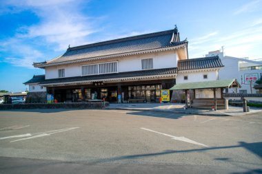 Shimabara, Nagasaki, Japonya - 14 Kasım 2024 Shimabara İstasyonu, Shimabara şehrinde bulunan bir yolcu tren istasyonu, üçüncü sektör demiryolu şirketi Shimabara Demiryolu tarafından işletilmektedir.