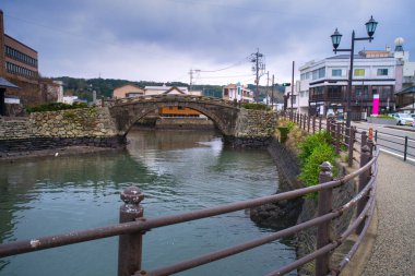 Japonya 'da inşa edilen ilk Hollanda Style Stone Köprüsü' nün tarihi alanlarından biri olan Saiwai Köprüsü 'ne Hollanda Köprüsü, Hirado, Nagasaki, Japonya adı verildi.