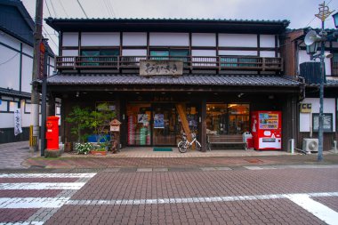 Hirado, Nagasaki, Japonya - 15 Kasım 2024 Hirado 'da küçük bir kasabanın manzarası, eski Japon evlerinin olduğu sokak manzarası