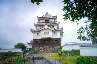 Hirado Kalesi ya da Hirado-jo, Kameoka Kalesi olarak da bilinir, Hirado Körfezi, Hirado, Nagasaki, Japonya 'ya bakan küçük, yuvarlak bir yarımadanın üzerine inşa edilmiştir.