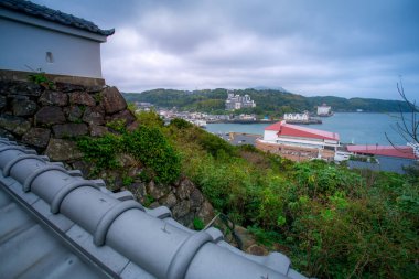 Hirado Körfezi, kıyı şeridi Hirado limanı ve Hirado Kalesi, Nagasaki, Japonya