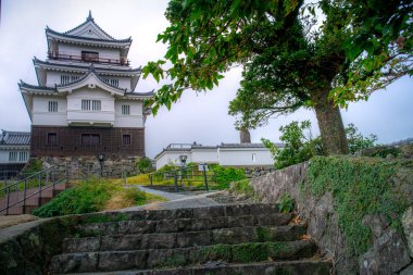 Hirado Kalesi ya da Hirado-jo, Kameoka Kalesi olarak da bilinir, Hirado Körfezi, Hirado, Nagasaki, Japonya 'ya bakan küçük, yuvarlak bir yarımadanın üzerine inşa edilmiştir.