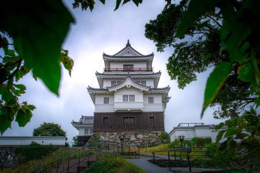 Hirado Kalesi ya da Hirado-jo, Kameoka Kalesi olarak da bilinir, Hirado Körfezi, Hirado, Nagasaki, Japonya 'ya bakan küçük, yuvarlak bir yarımadanın üzerine inşa edilmiştir.