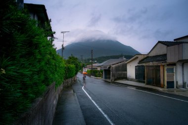 Kaimondake ya da Kaimon Dağı, Kagoshima 'nın güneyindeki Ibusuki şehrinin yakınında bulunan bir yanardağ, Satsuma' nın Fuji 'sine şekli olarak seslenir, Kagoshima, Kyushu, Japonya