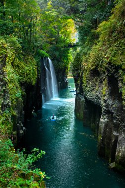 Takachiho Vadisi, Gokase Nehri 'nin yanındaki volkanik bazalt sütunların uçurumundan geçen dar bir uçurum. Minainotaki şelalesi aşağıdaki nehre dökülüyor. Miyazaki, Kyushu, Japonya.