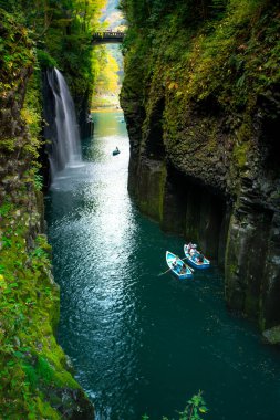 Takachiho Vadisi, Gokase Nehri 'nin yanındaki volkanik bazalt sütunların uçurumundan geçen dar bir uçurum. Minainotaki şelalesi aşağıdaki nehre dökülüyor. Miyazaki, Kyushu, Japonya.