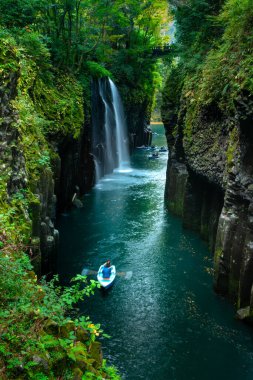 Takachiho Vadisi, Gokase Nehri 'nin yanındaki volkanik bazalt sütunların uçurumundan geçen dar bir uçurum. Minainotaki şelalesi aşağıdaki nehre dökülüyor. Miyazaki, Kyushu, Japonya.