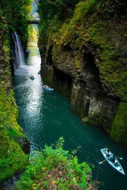 Takachiho Vadisi, Gokase Nehri 'nin yanındaki volkanik bazalt sütunların uçurumundan geçen dar bir uçurum. Minainotaki şelalesi aşağıdaki nehre dökülüyor. Miyazaki, Kyushu, Japonya.