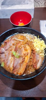 Ramen, Japon eriştesi Çin usulü buğday eriştesi çorbası ile servis edilir. Soya sosu ve miso, tipik üzerine dilimlenmiş domuz eti, kurutulmuş deniz yosunu, bambu filizleri, soğan filizleri.