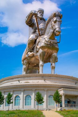 Cengiz Han Binicilik Heykeli, at sırtında Cengiz Han 'ın paslanmaz çelik heykeli ve dünyanın en uzun binicilik heykeli, Ulaanbaatar, Moğolistan