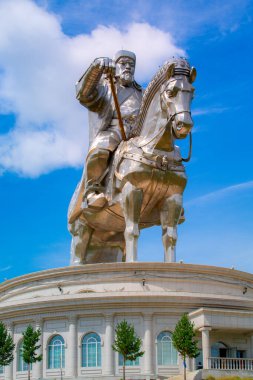 Cengiz Han Binicilik Heykeli, at sırtında Cengiz Han 'ın paslanmaz çelik heykeli ve dünyanın en uzun binicilik heykeli, Ulaanbaatar, Moğolistan