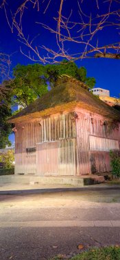 Kagoshima, Kyushu, Japonya - 18 Kasım 2024 - Orta Kagoshima 'nın birçok Japon tarihi heykeli yan sokaklardaydı