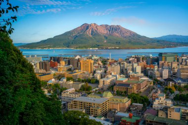 Japonya 'nın Kyushu kentindeki Kagoshima şehri ile Shiroyama gözlem güvertesinden görülen aktif bir stratovolcano olan Sakurajima