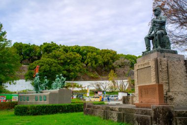 Kumamoto, Kyushu, Japonya - 20 Kasım 2024 - Kumamoto Kalesi yakınlarındaki tarihi heykellerle Takahashi Park Sahnesi