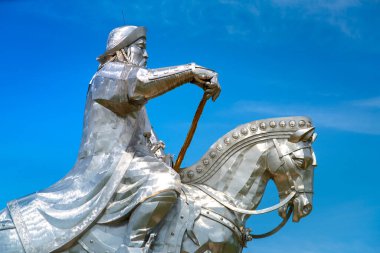 Cengiz Han Binicilik Heykeli, at sırtında Cengiz Han 'ın paslanmaz çelik heykeli ve dünyanın en uzun binicilik heykeli, Ulaanbaatar, Moğolistan