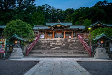 Suwa Tapınağı, Nagasaki 'nin ana Shinto tapınağı şehrin kuzey kesiminde, Tamazono Dağı' nın yamaçlarında, Nagasaki, Japonya 