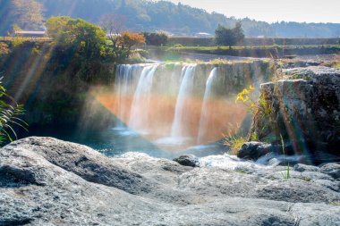 Ogata Kasabası 'ndaki Ono Nehri' ndeki Harajiri Şelalesi, Japonya 'daki Bungo-Ono, Oita, Kyushu, Japonya' daki Aso Dağı patlamasının piroklastik akıntılarından oluşan Niagara Şelalesi olarak adlandırılır.
