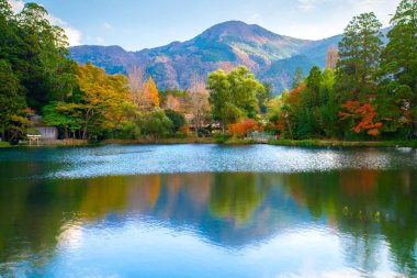 Kinrin-ko Gölü, Dakenshitanike olarak da bilinir, ya da Yufuin, Oita, Kyushu, Japonya 'daki Yufu-dake Dağı' nın eteklerindeki göl.