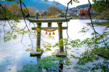 Kinrin-ko Gölü, Dakenshitanike olarak da bilinir, ya da Yufuin, Oita, Kyushu, Japonya 'daki Yufu-dake Dağı' nın eteklerindeki göl.