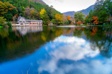 Kinrin-ko Gölü, Dakenshitanike olarak da bilinir, ya da Yufuin, Oita, Kyushu, Japonya 'daki Yufu-dake Dağı' nın eteklerindeki göl.