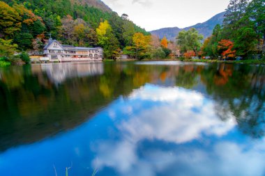 Kinrin-ko Gölü, Dakenshitanike olarak da bilinir, ya da Yufuin, Oita, Kyushu, Japonya 'daki Yufu-dake Dağı' nın eteklerindeki göl.