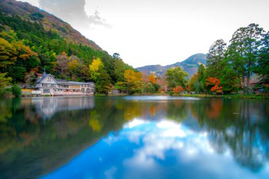 Kinrin-ko Gölü, Dakenshitanike olarak da bilinir, ya da Yufuin, Oita, Kyushu, Japonya 'daki Yufu-dake Dağı' nın eteklerindeki göl.