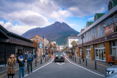 Yufuin, Oita, Kyushu, Japonya - 21 Kasım 2024 - Yufu Dağı 'nın altındaki yeşil bir vadide yer alan Yufuin Sahnesi, doğal kaplıcaları veya Onsen