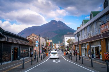 Yufuin, Oita, Kyushu, Japonya - 21 Kasım 2024 - Yufu Dağı 'nın altındaki yeşil bir vadide yer alan Yufuin Sahnesi, doğal kaplıcaları veya Onsen