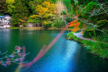 Kinrin-ko Gölü, Dakenshitanike olarak da bilinir, ya da Yufuin, Oita, Kyushu, Japonya 'daki Yufu-dake Dağı' nın eteklerindeki göl.