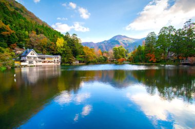 Kinrin-ko Gölü, Dakenshitanike olarak da bilinir, ya da Yufuin, Oita, Kyushu, Japonya 'daki Yufu-dake Dağı' nın eteklerindeki göl.