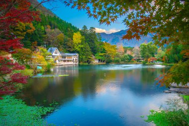 Kinrin-ko Gölü, Dakenshitanike olarak da bilinir, ya da Yufuin, Oita, Kyushu, Japonya 'daki Yufu-dake Dağı' nın eteklerindeki göl.