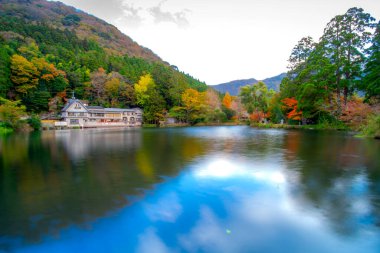 Kinrin-ko Gölü, Dakenshitanike olarak da bilinir, ya da Yufuin, Oita, Kyushu, Japonya 'daki Yufu-dake Dağı' nın eteklerindeki göl.